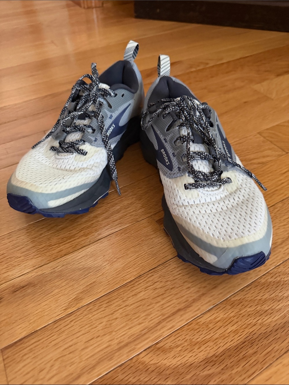 Brooks Divide 2 Women's Athletic Shoes — White, Gray and Navy